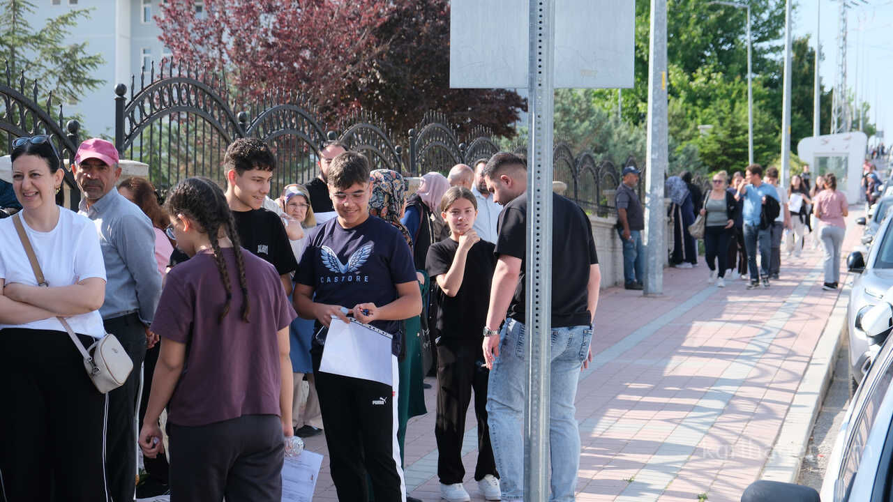 Karamanda Lgs Heyecani Kimligini Unutan Ogrencilerin Yardimina Polis Ve Veliler Kostu16