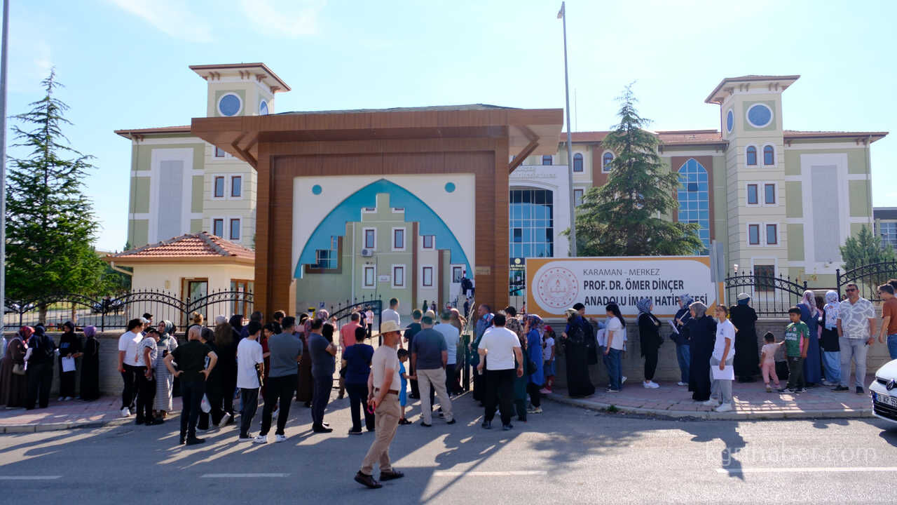 Karamanda Lgs Heyecani Kimligini Unutan Ogrencilerin Yardimina Polis Ve Veliler Kostu17