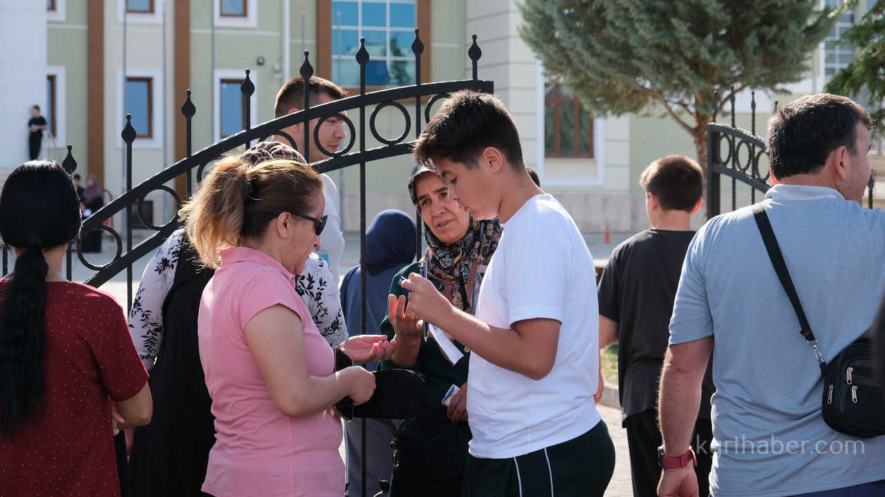 Karamanda Lgs Heyecani Kimligini Unutan Ogrencilerin Yardimina Polis Ve Veliler Kostu18
