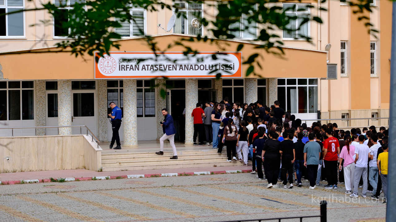 Karamanda Lgs Heyecani Kimligini Unutan Ogrencilerin Yardimina Polis Ve Veliler Kostu3
