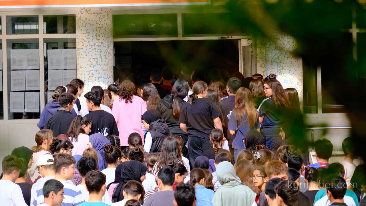 Karamanda Lgs Heyecani Kimligini Unutan Ogrencilerin Yardimina Polis Ve Veliler Kostu4