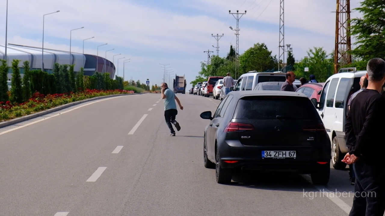 Karamanda Lgs Heyecani Kimligini Unutan Ogrencilerin Yardimina Polis Ve Veliler Kostu5