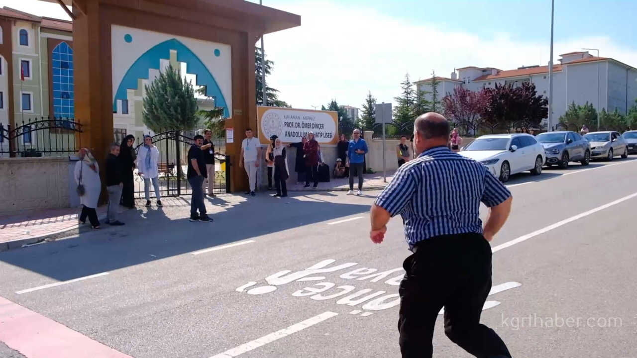 Karamanda Lgs Heyecani Kimligini Unutan Ogrencilerin Yardimina Polis Ve Veliler Kostu9
