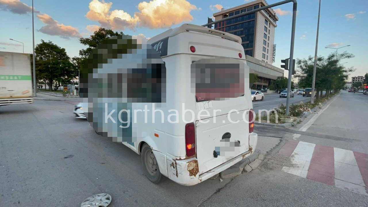Karamanda Yolcu Minibusu Ile Otomobilin Carpistigi Kaza Kamerada 2 Yarali0