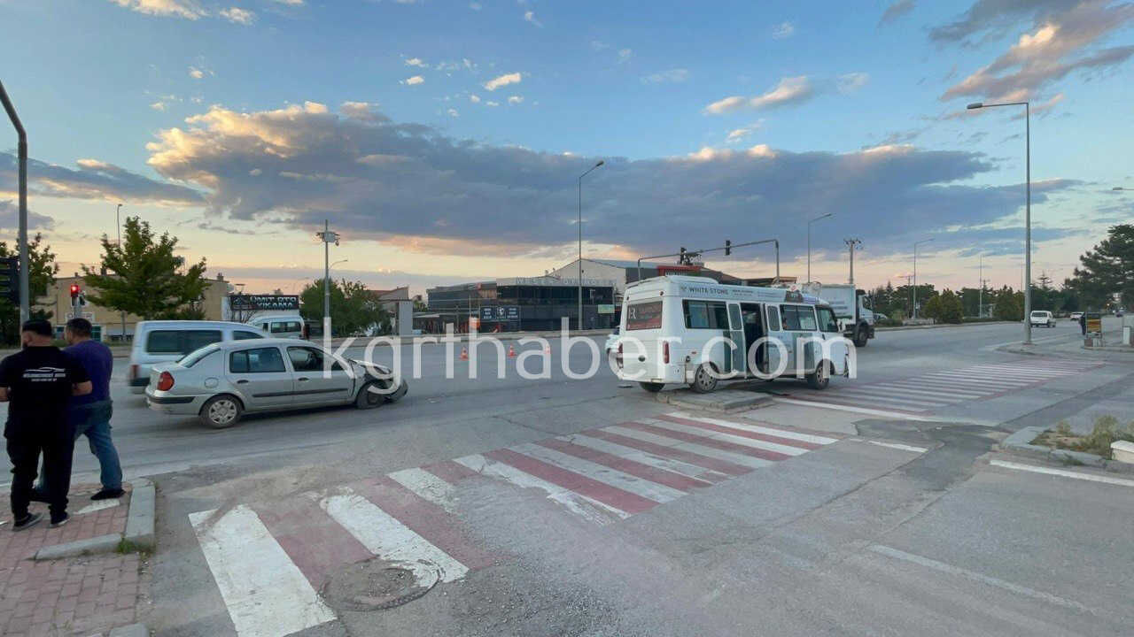 Karamanda Yolcu Minibusu Ile Otomobilin Carpistigi Kaza Kamerada 2 Yarali1