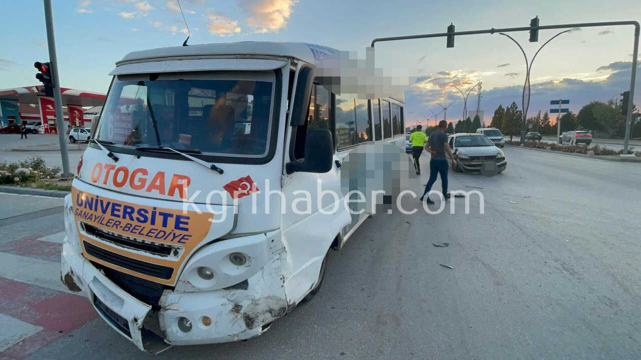 Karamanda Yolcu Minibusu Ile Otomobilin Carpistigi Kaza Kamerada 2 Yarali3