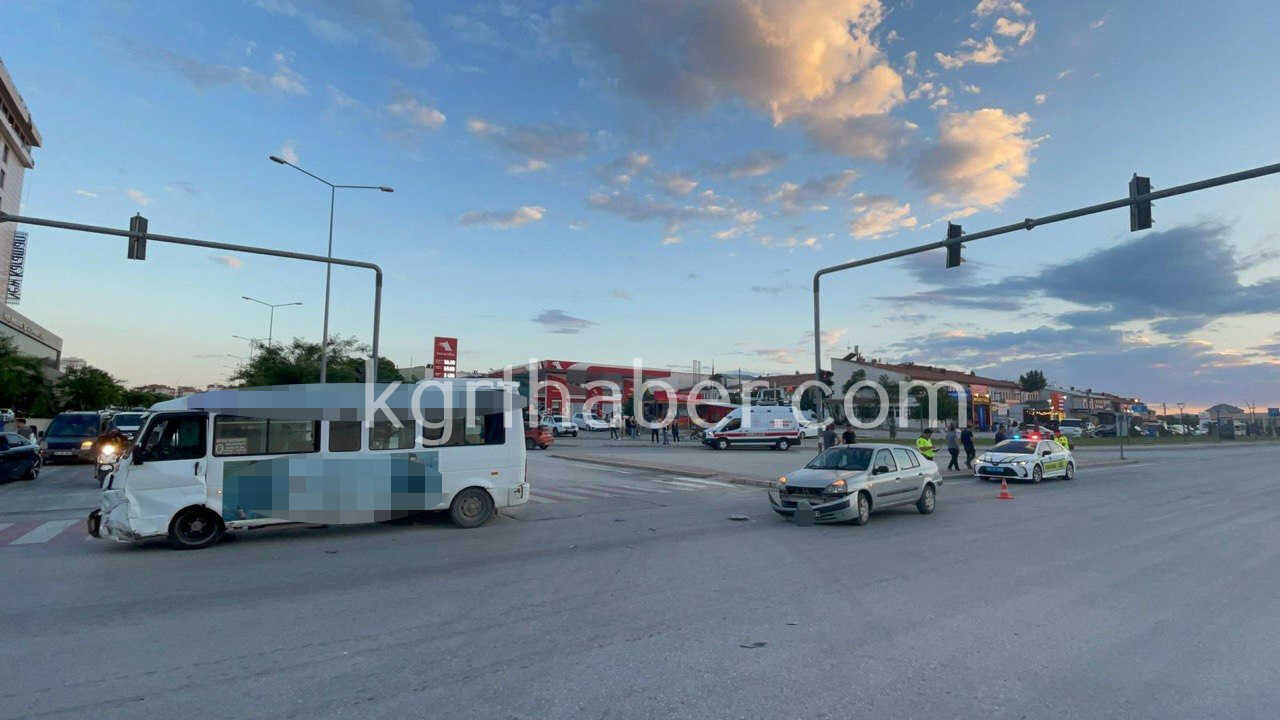 Karamanda Yolcu Minibusu Ile Otomobilin Carpistigi Kaza Kamerada 2 Yarali4