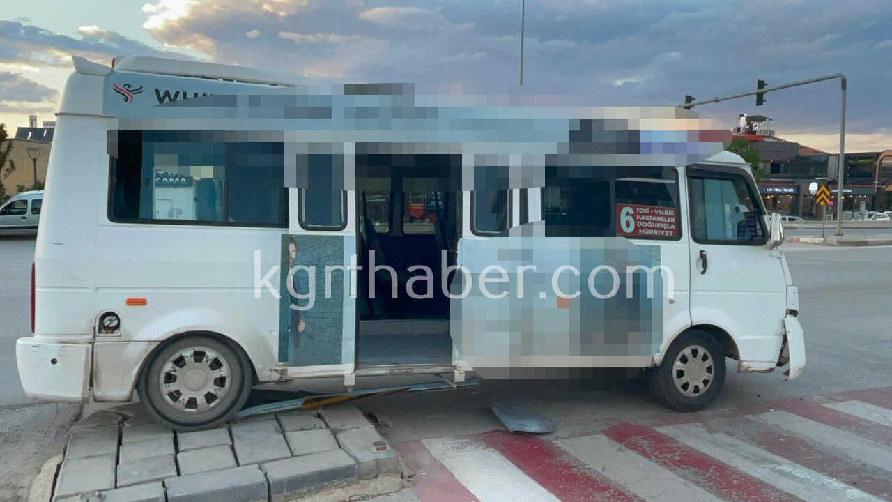 Karamanda Yolcu Minibusu Ile Otomobilin Carpistigi Kaza Kamerada 2 Yarali5