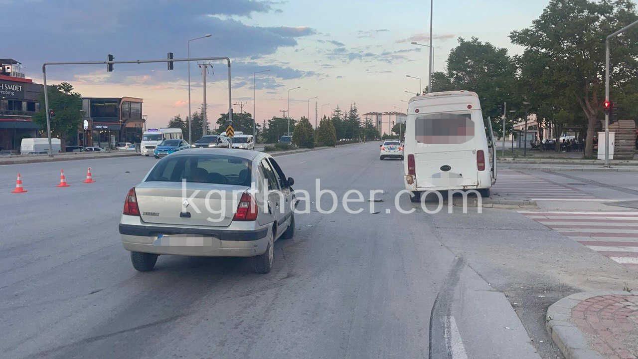 Karamanda Yolcu Minibusu Ile Otomobilin Carpistigi Kaza Kamerada 2 Yarali6