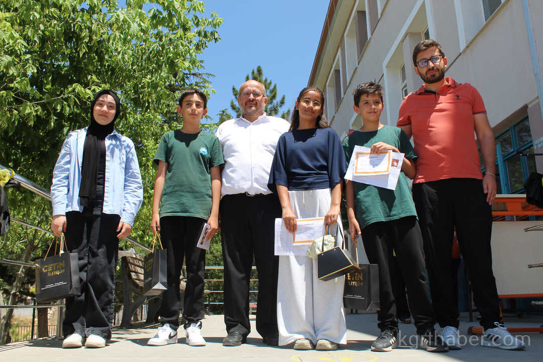Karnelerini Alan Ogrenciler Filistinli Cocuklar Icin Gokyuzune Balon Birakti0