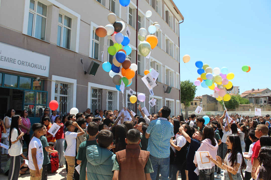 Karnelerini Alan Ogrenciler Filistinli Cocuklar Icin Gokyuzune Balon Birakti2