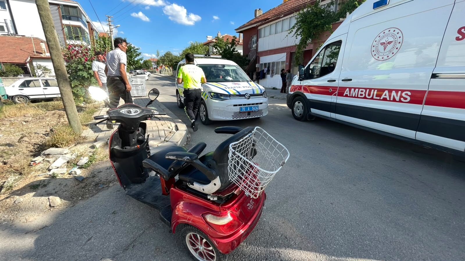 Kavsakta Devrilen 3 Tekerlekli Bisikletteki Anne Ve Kizi Yaralandi (2)