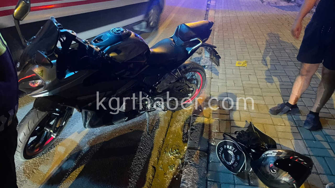Kontrolden Cikan Motosiklet Kaldirimi Asarak Karsi Seride Savruldu2