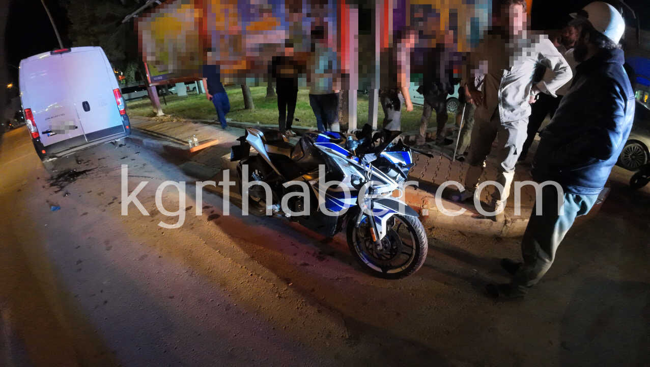 Kontrolden Cikan Motosiklet Minibusun Altina Girdi 1 Yarali0