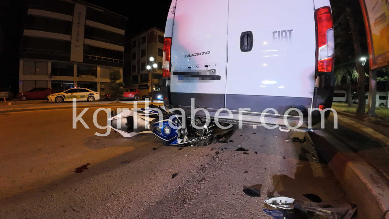 Kontrolden Cikan Motosiklet Minibusun Altina Girdi 1 Yarali1
