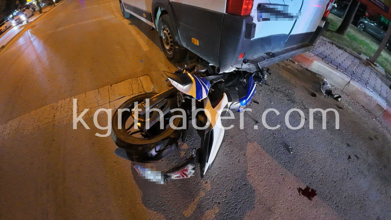 Kontrolden Cikan Motosiklet Minibusun Altina Girdi 1 Yarali2