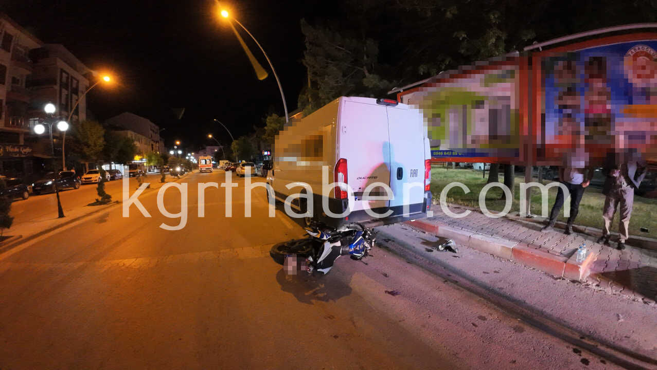 Kontrolden Cikan Motosiklet Minibusun Altina Girdi 1 Yarali3