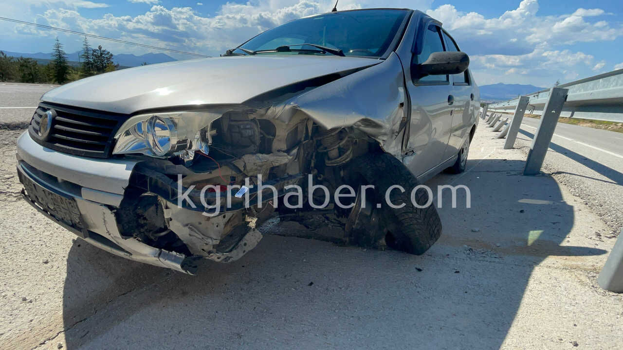Kontrolden Cikan Otomobil Bariyerlere Carpti2