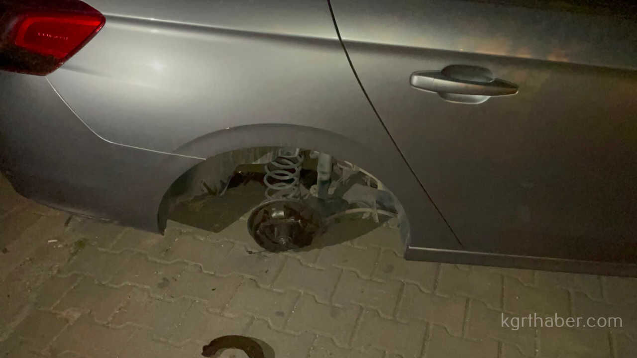 Kontrolden Cikan Pikap Karsi Seride Gecerek Park Halindeki Araclara Carpti 1 Yarali1