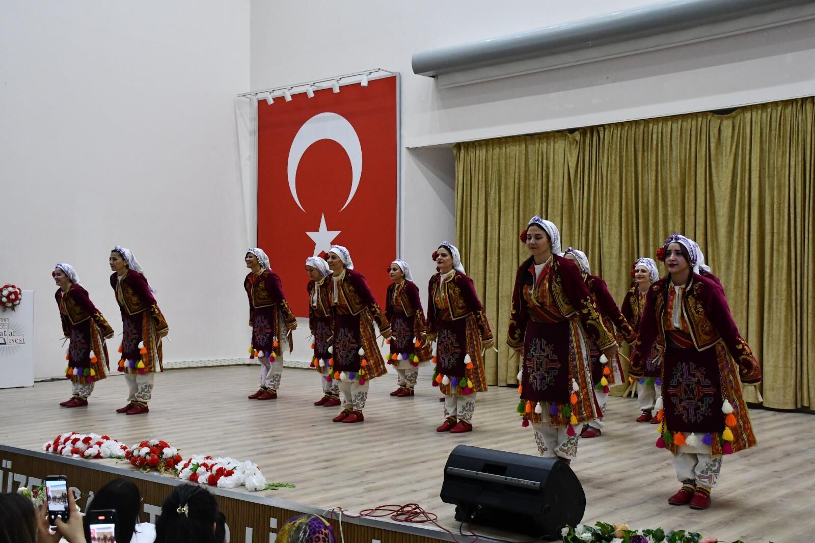 Maarif Halk Danslari Ekibi Ve Korosu Izleyenleri Hayran Birakti00 (2)