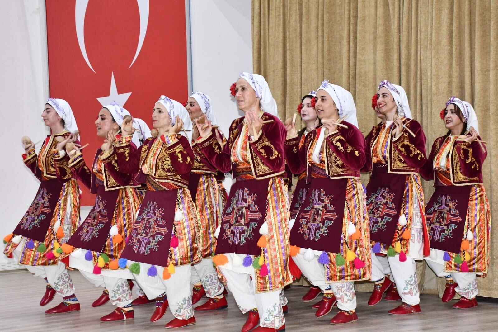 Maarif Halk Danslari Ekibi Ve Korosu Izleyenleri Hayran Birakti00 (3)