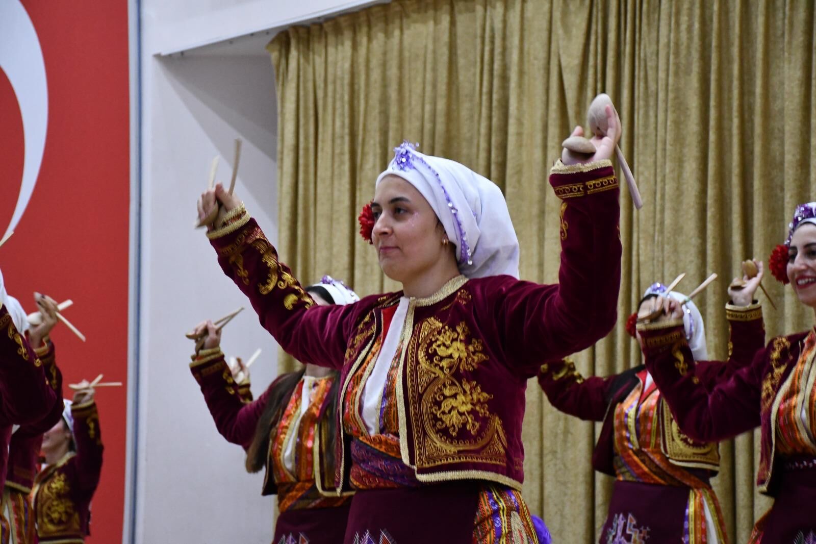 Maarif Halk Danslari Ekibi Ve Korosu Izleyenleri Hayran Birakti00 (4)