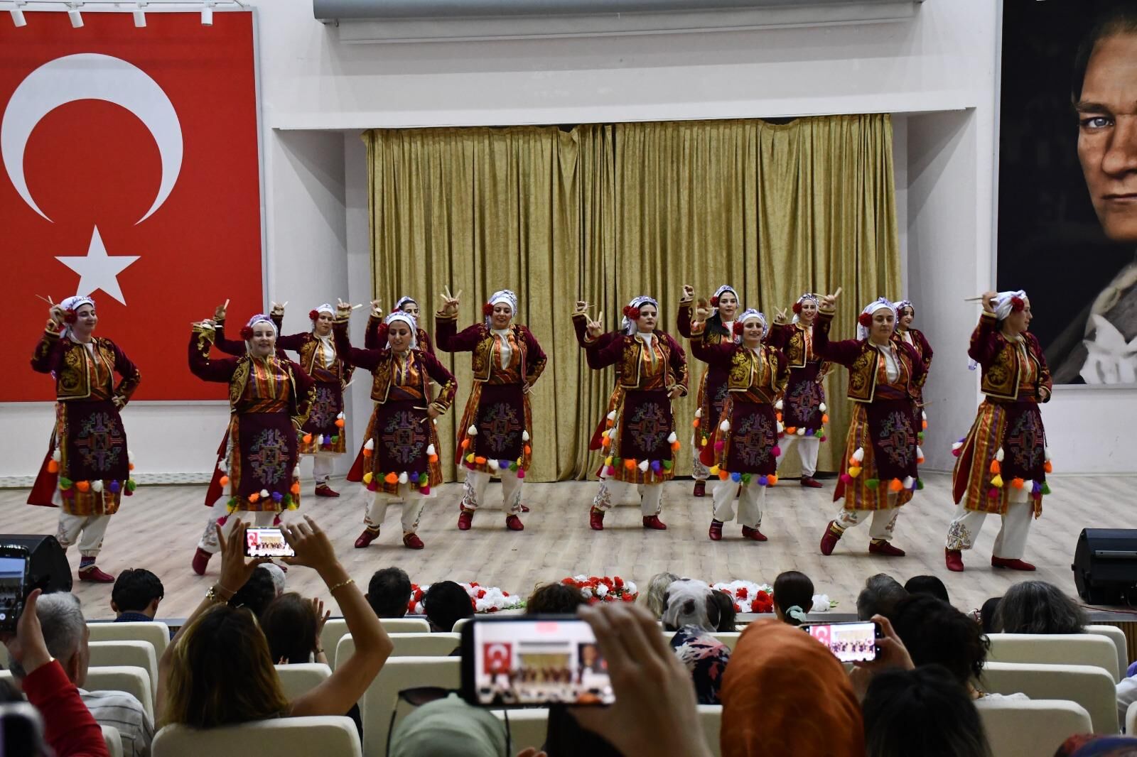 Maarif Halk Danslari Ekibi Ve Korosu Izleyenleri Hayran Birakti00 (5)