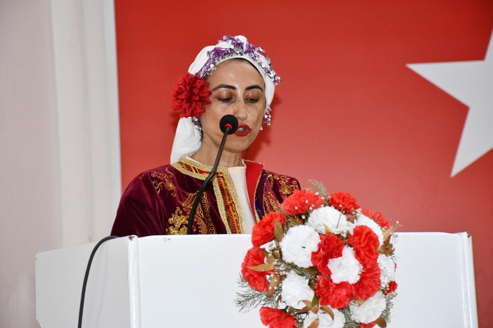 Maarif Halk Danslari Ekibi Ve Korosu Izleyenleri Hayran Birakti00 (6)