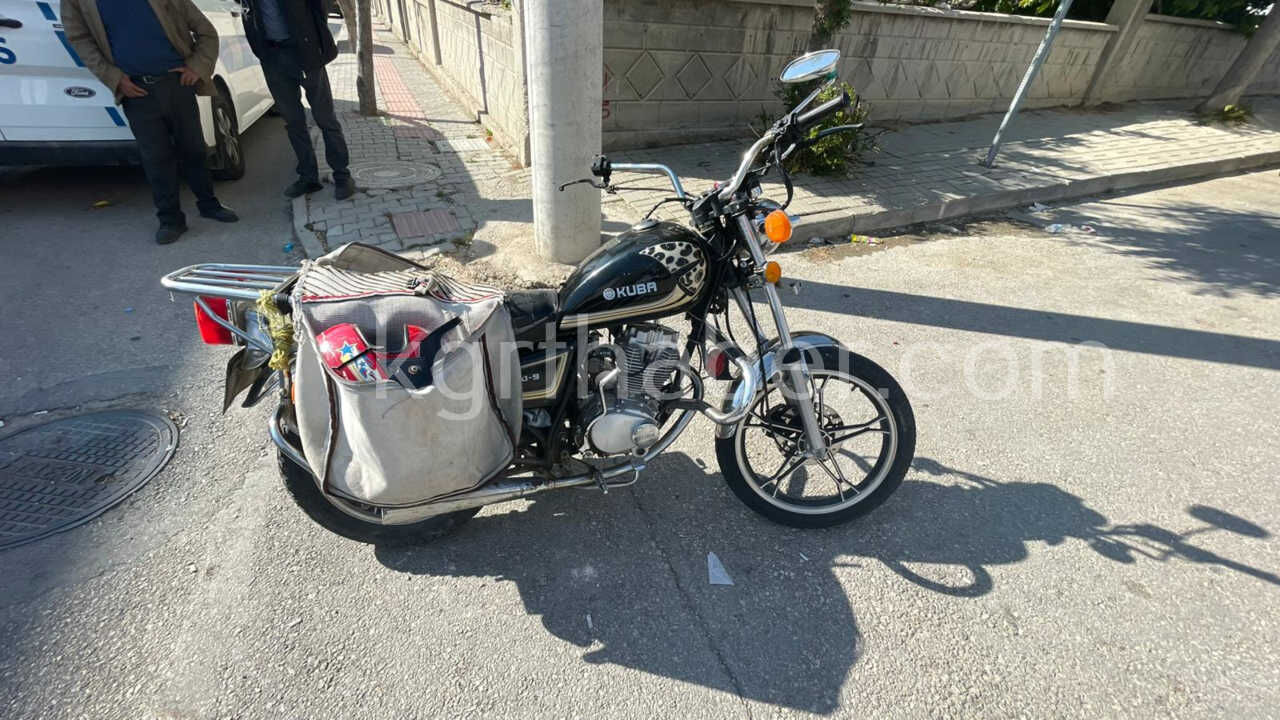 Motosikletle Carpisan Otomobil Kaza Yerinden Ayrildi 46 Bin Lira Ceza Kesildi0