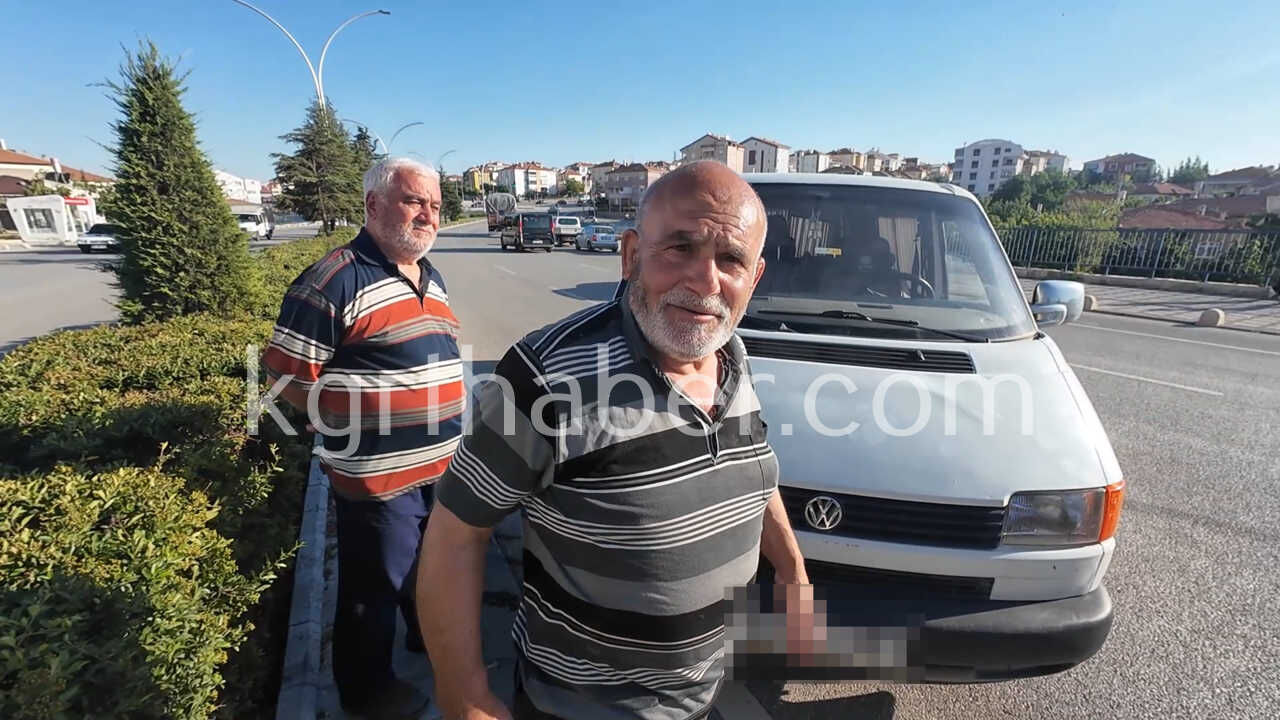 Yasli Adam Kazada Yan Yatan Minibusunu Kendi Kaldirdi1