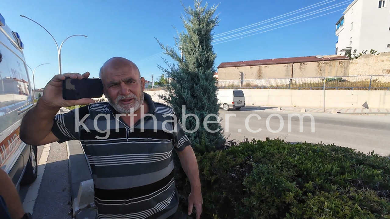 Yasli Adam Kazada Yan Yatan Minibusunu Kendi Kaldirdi3