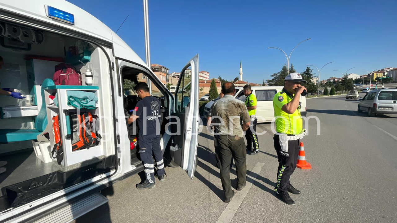 Yasli Adam Kazada Yan Yatan Minibusunu Kendi Kaldirdi4