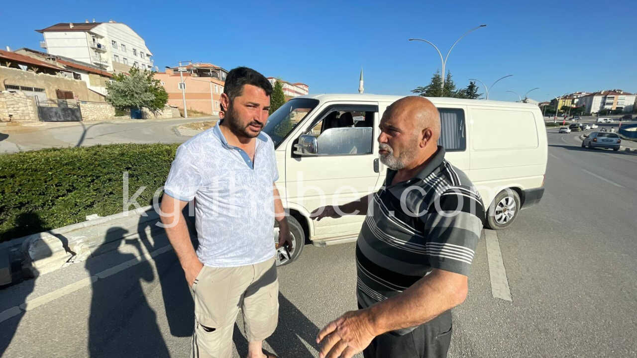 Yasli Adam Kazada Yan Yatan Minibusunu Kendi Kaldirdi5