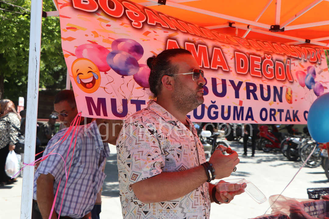 11 Yillik Evliligi Sona Eren Gurbetci Lokma Dagitarak Bosanmasini Kutladi2