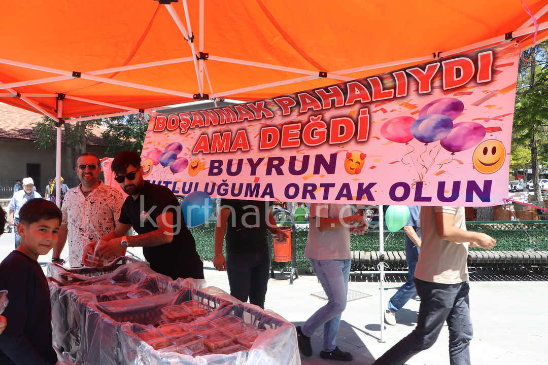 11 Yillik Evliligi Sona Eren Gurbetci Lokma Dagitarak Bosanmasini Kutladi4