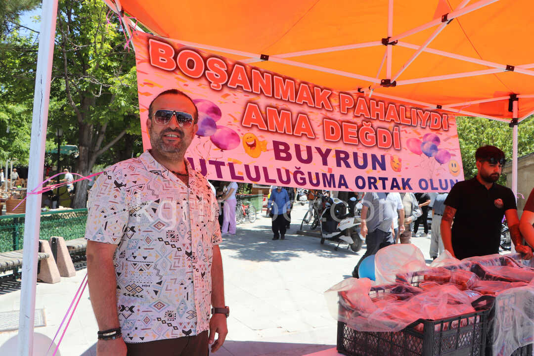 11 Yillik Evliligi Sona Eren Gurbetci Lokma Dagitarak Bosanmasini Kutladi6