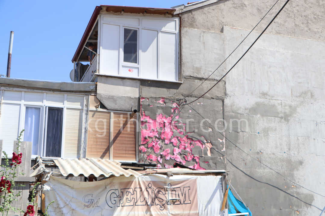 Apartman Mustemilatinda Yangin Cikti Park Halindeki Arac Zarar Gordu4