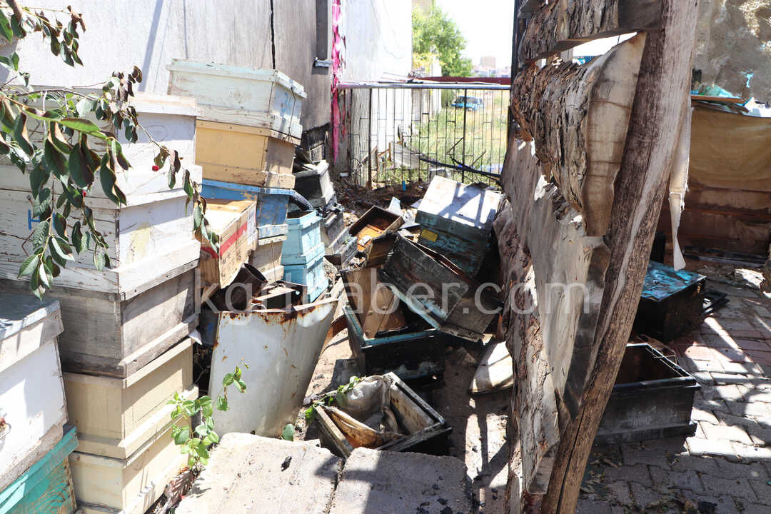 Apartman Mustemilatinda Yangin Cikti Park Halindeki Arac Zarar Gordu8