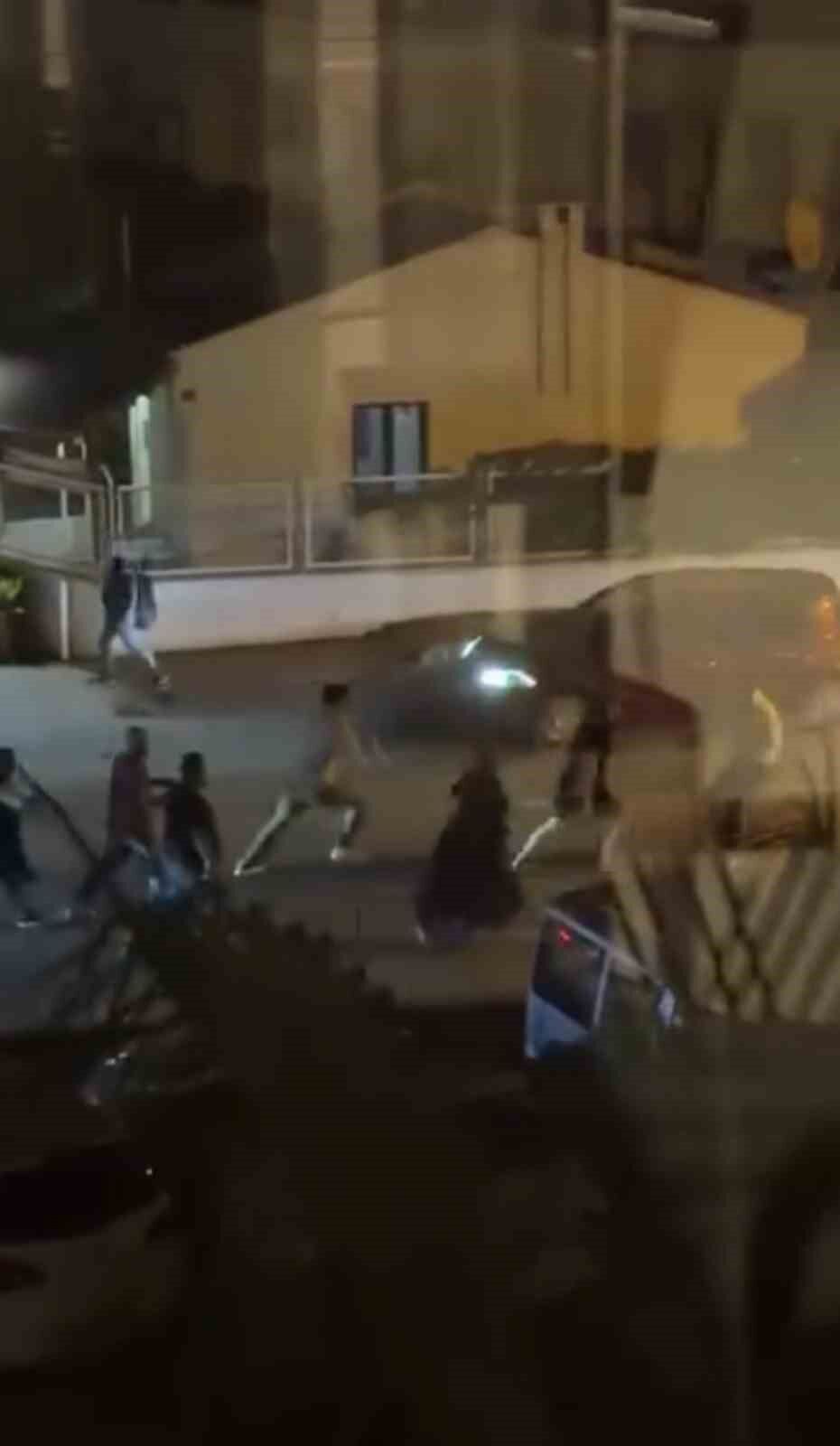 Bursada Sokak Ortasinda Aile Savasi Tekme Ve Yumruklar Havada Ucustu (1)