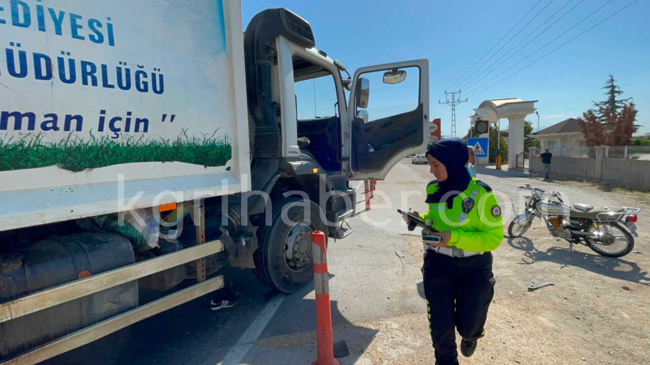 Cop Kamyonu Ile Carpisan Motosikletli Agir Yaralandi (2)