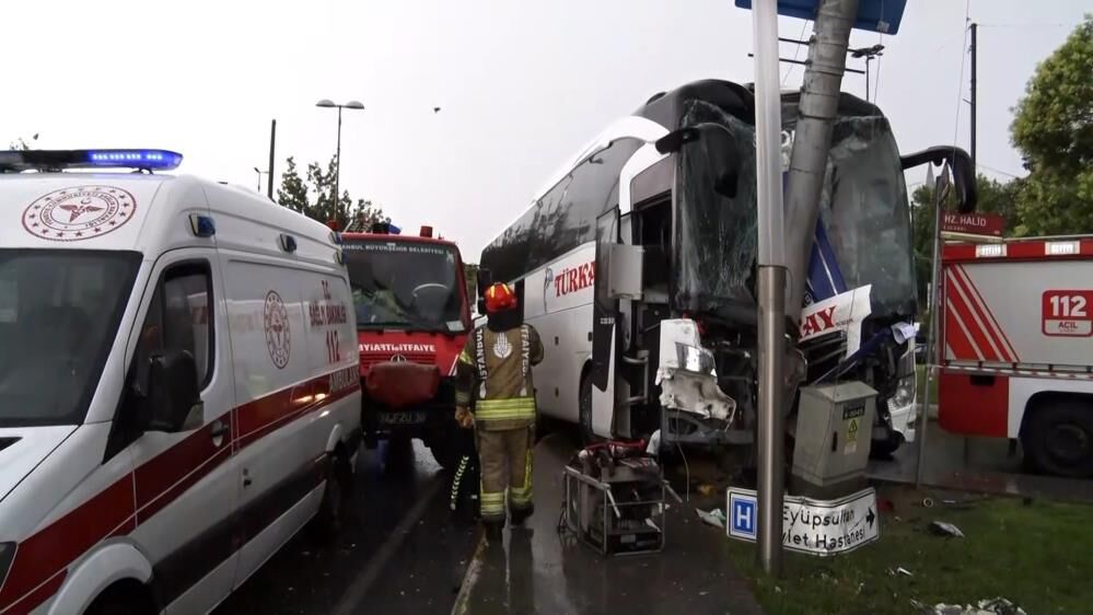 Istanbulda Yolcu Otobusu Kazasi Yaralilar Var1
