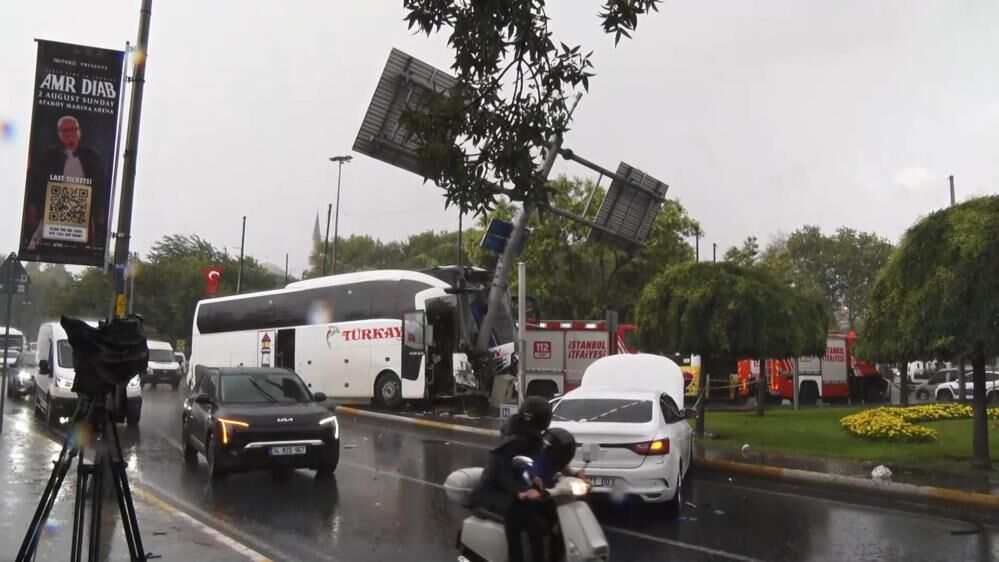Istanbulda Yolcu Otobusu Kazasi Yaralilar Var2