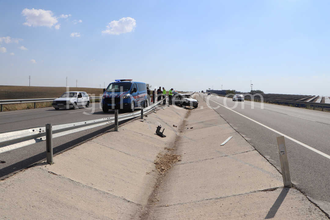 Karaman Eregli Yolunda Feci Kaza Tofas Bariyerlere Carpti19