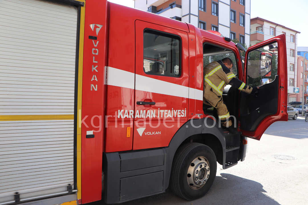 Karamanda Apartman Balkonunda Yangin Panigi2