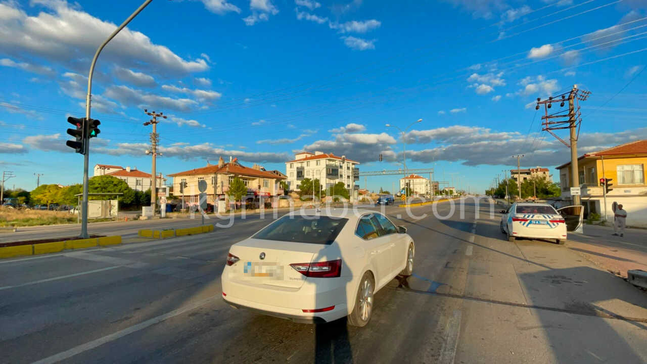 Karamanda Kirmizi Isikta Bekleyen Otomobile Baska Bir Otomobil Carpti 2 Yarali0