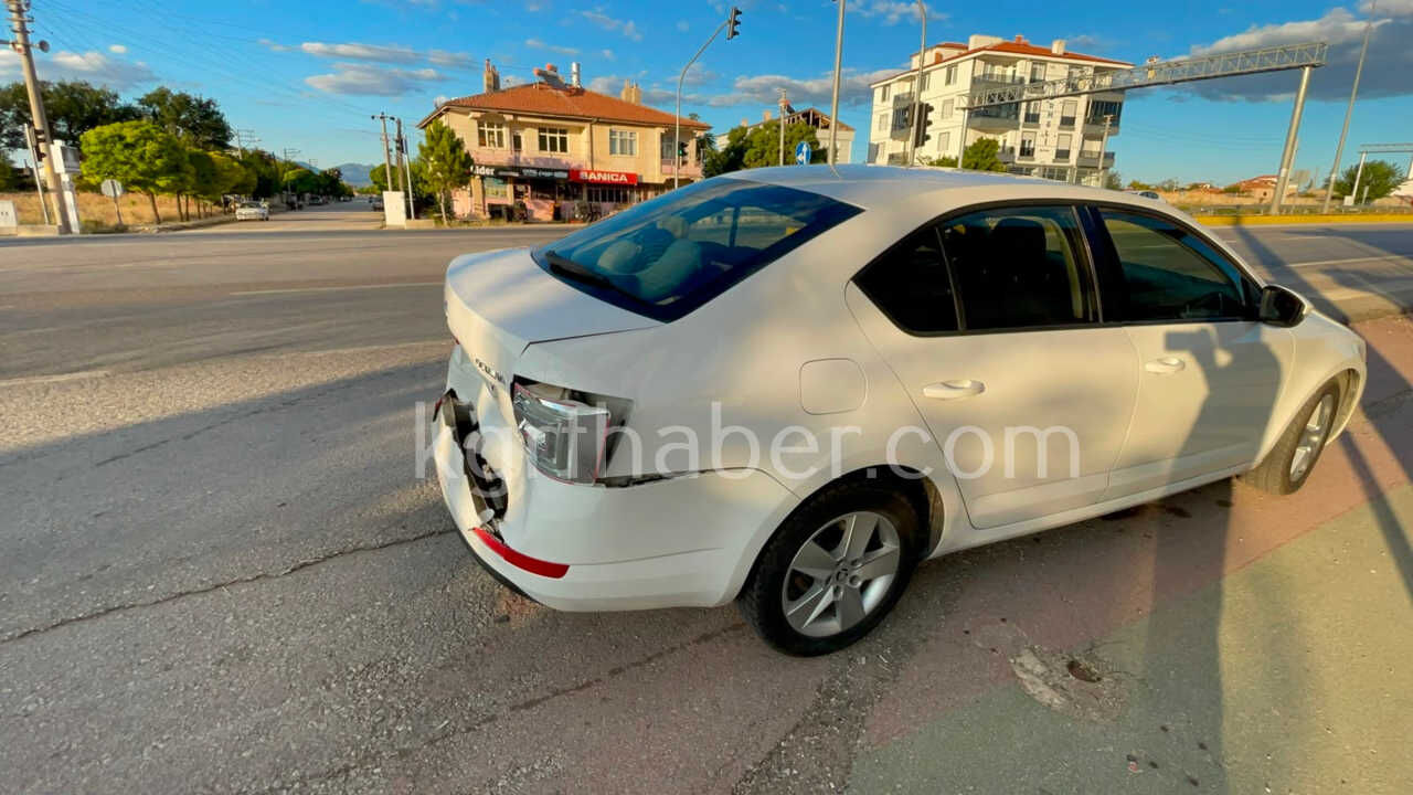 Karamanda Kirmizi Isikta Bekleyen Otomobile Baska Bir Otomobil Carpti 2 Yarali2