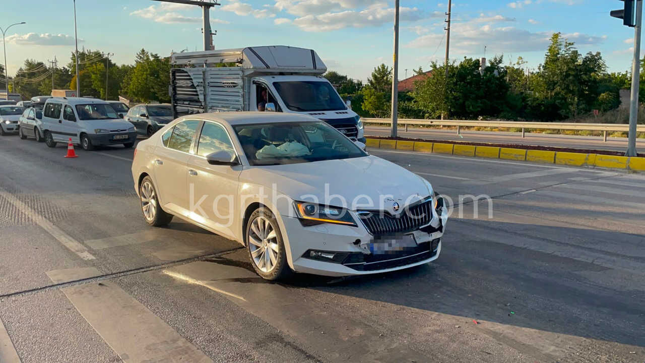 Karamanda Kirmizi Isikta Bekleyen Otomobile Baska Bir Otomobil Carpti 2 Yarali3