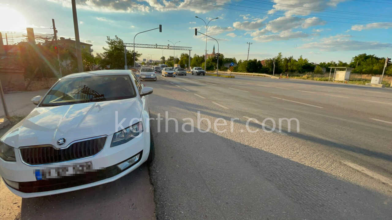 Karamanda Kirmizi Isikta Bekleyen Otomobile Baska Bir Otomobil Carpti 2 Yarali4