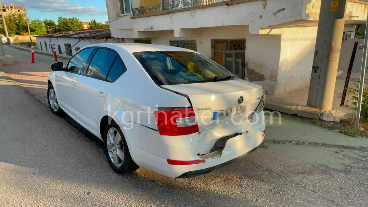 Karamanda Kirmizi Isikta Bekleyen Otomobile Baska Bir Otomobil Carpti 2 Yarali5