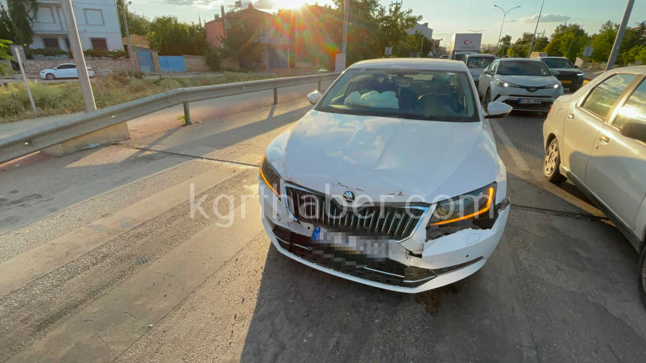 Karamanda Kirmizi Isikta Bekleyen Otomobile Baska Bir Otomobil Carpti 2 Yarali6